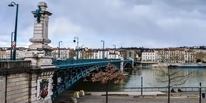Assurance temporaire à Lyon pour exportation de véhicules et conducteurs traversant les frontières, couverture de 1 à 90 jours.